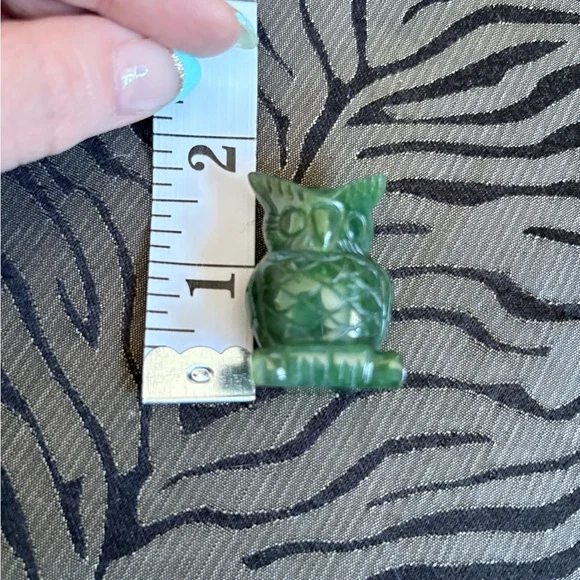 Cassiar Mountain Jade Owl Figurine - Picture 10 of 10